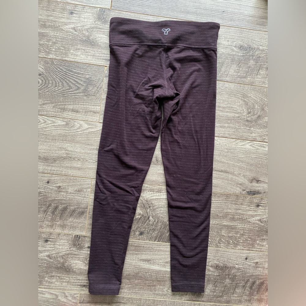 Aritzia TNA dark purple mid rise leggings, very flattering! Stretchy & comfy - Picture 2 of 7